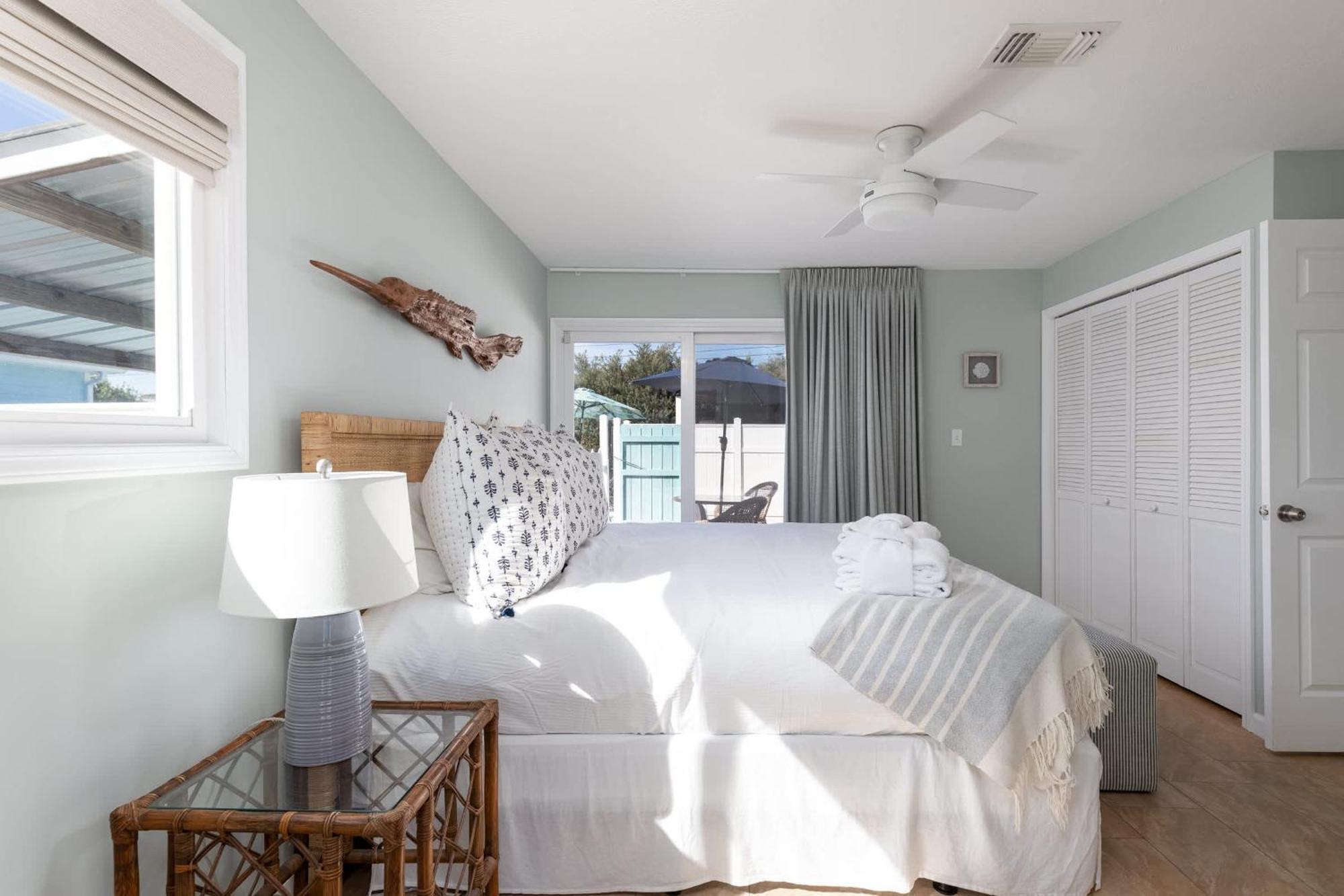 Shells Family House Coastal Retreat With Private Pool Golf Cart & Steps To The Holiday home *